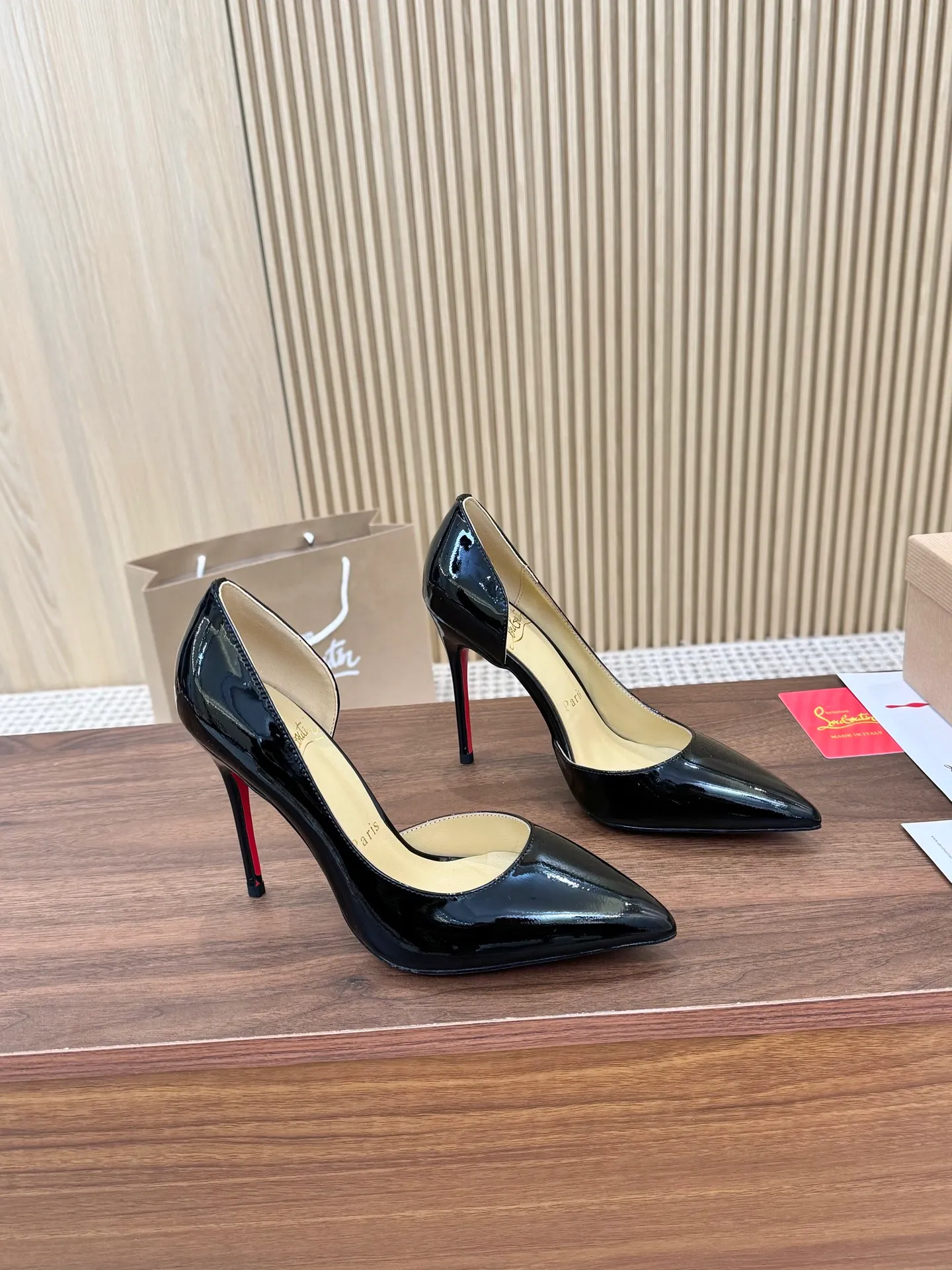 💕💕Factory direct selling price p440💕💕 Genuine leather sole +40 shipped all year round💝Christian Louboutin CL👠 "Imported cow patent leather💎Side hollow series" noble and luxurious, real blingbling👟👟 real materials, all customized by the pattern maker, and the materials are made of original customized materials to achieve the taste of the original 5 color options💍 Upper: Imported 👉cow patent leather💪 Lining: Sheepskin foot pad/lining Size: 34-40.41.42 Heel height: two options: 10.5cm and 8.5cm